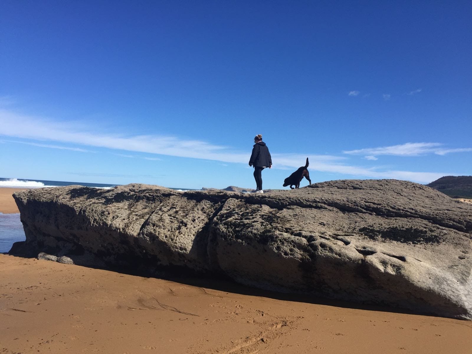 De paseo en su playa favorita, Robayera, junto a su perro.