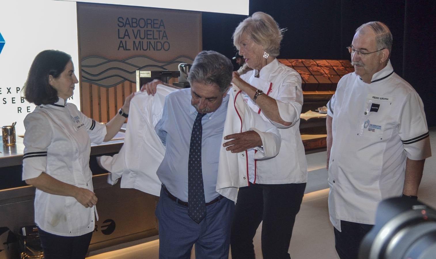 Revilla se viste con la chaquetilla de chef en presencia de Subijana y Lombó