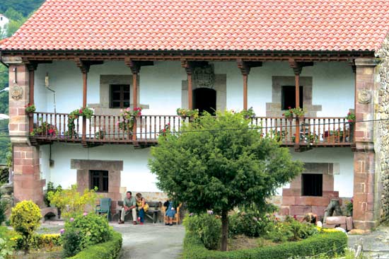 Imagen secundaria 1 - Casona solariega de los Cosío, en Cosío. Casona La Campona, en Celis. Torre de Rubín de Celis, en Obeso.