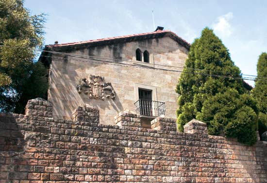 Imagen principal - Casona solariega de los Cosío, en Cosío. Casona La Campona, en Celis. Torre de Rubín de Celis, en Obeso.