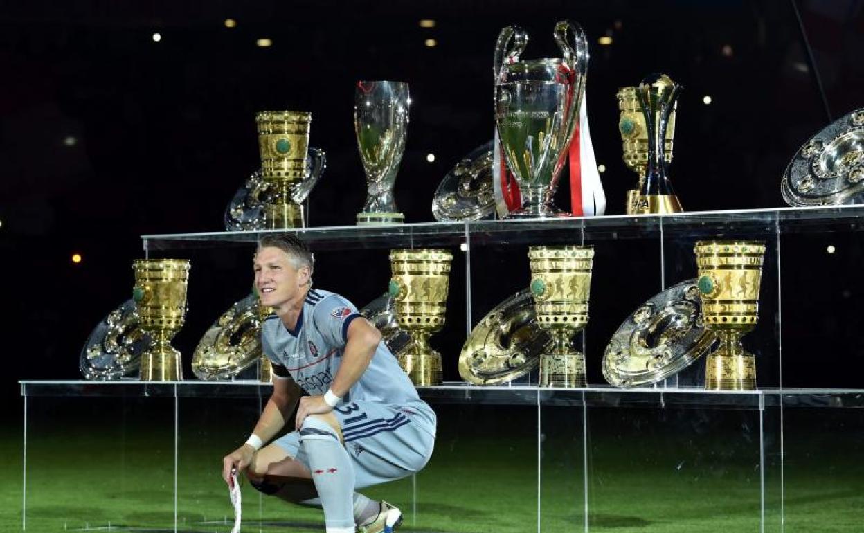 Schweinsteiger, con los trofeos amasados en su etapa en el Bayern de Múnich. 