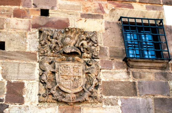 Imagen secundaria 2 - Casona de Tudanca, uno de los escenarios de la novela perediana de Peñas Arriba y morada veraniega de José María de Cossío. Antigua escuela de Tudanca, hoy dedicada a biblioteca. Escudo de la casa de La Herrán, del siglo XVII.