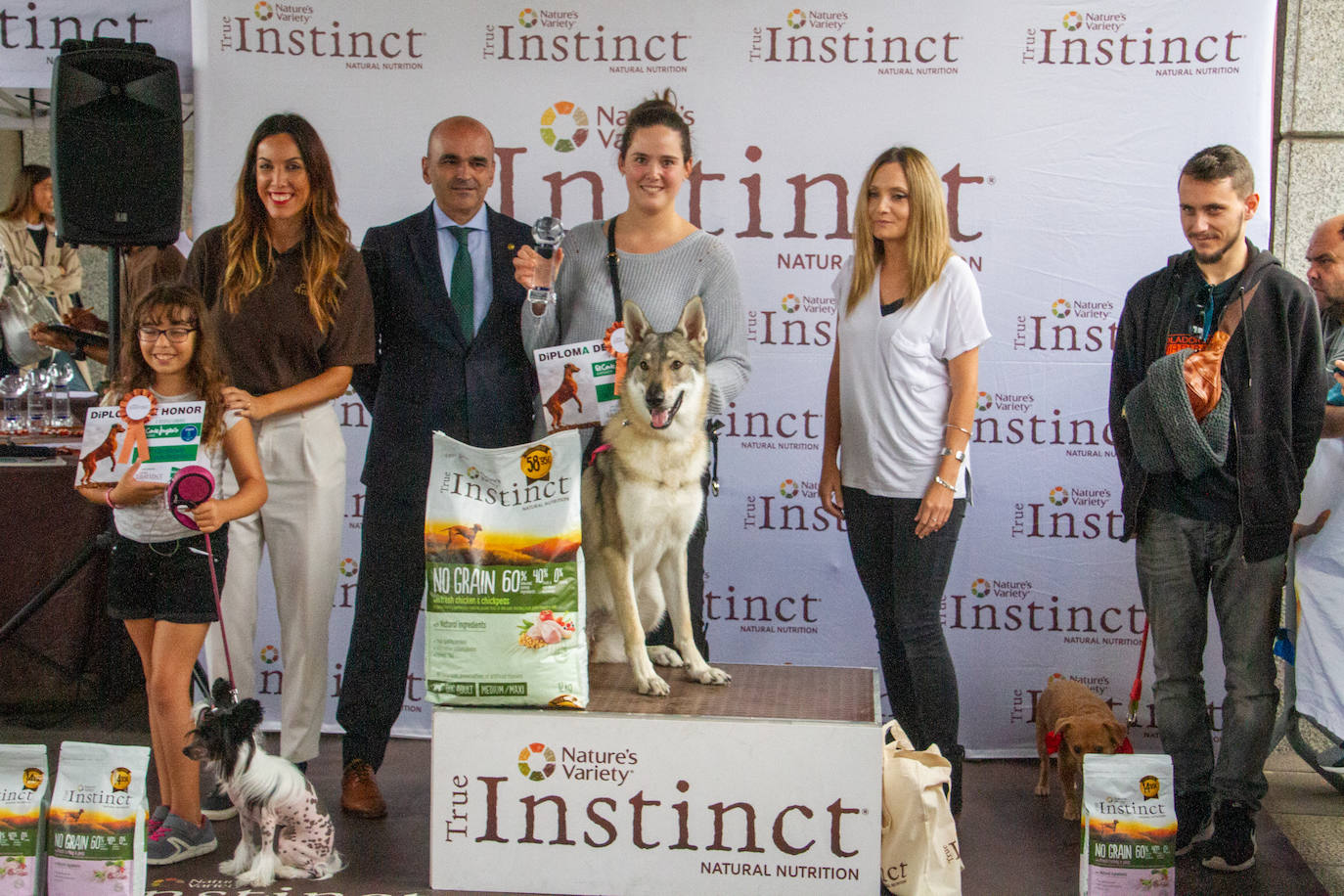 Ganadores en el apartado de perros más simpáticos: Primer premio, Hera, perro lobo checoslovaco de Isabel Gómez Ortíz. Segundo premio, Ada, crestado chino de Olarizu Álvarez. Tercer premio, Sena, mestizo adoptado de Omar Clemente Román.