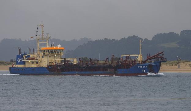 La embarcación 'Freja R', junto a la playa del Puntal, en plena actividad de dragado. 