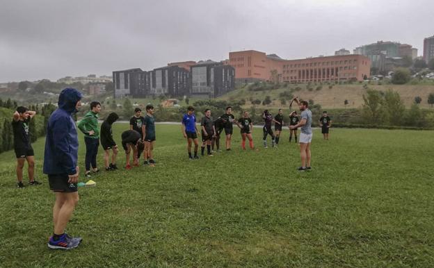 Entrenamiento en Las Llamas. Los jugadores del Bathco ya habían programado la sesión lejos del Ruth Beitia.