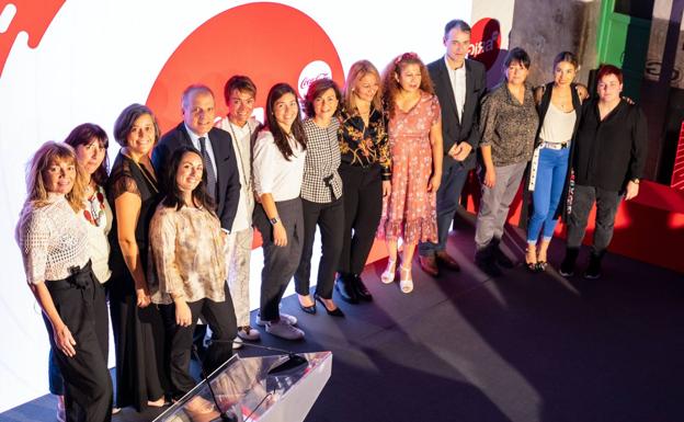 De izquierda a derecha, Julia Ortega Vico (A tiempo); Vania Breghelli (V.Beees); Margalida Castells (Souvenir Edicions); María Lurdes Carracedo (enZamoraTé); Francesc Cosano, director general CCEP Iberia; Sol Daurella, Presidenta CCEP; Natalia Romero (Celebra tu árbol); Carmen Calvo, vicepresidenta del Gobierno en funciones; Rosa Cruz vda. de Amaya (La Salvadoreña Pupusería); María Orfilia Hincapié (Food Flowers); Juan Ignacio de Elizalde, director general Coca-Cola Iberia; Begoña Polo (Hortalbar); Mercedes Martos (Cabanna Café); y Ana María Lus (Alpacana). 