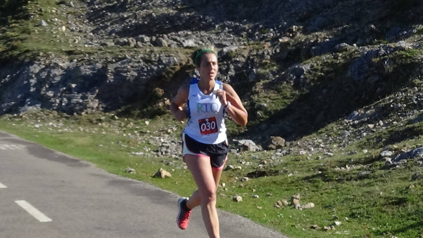 A la derecha, la cántabra Merche Palacios en la subida al Angliru.