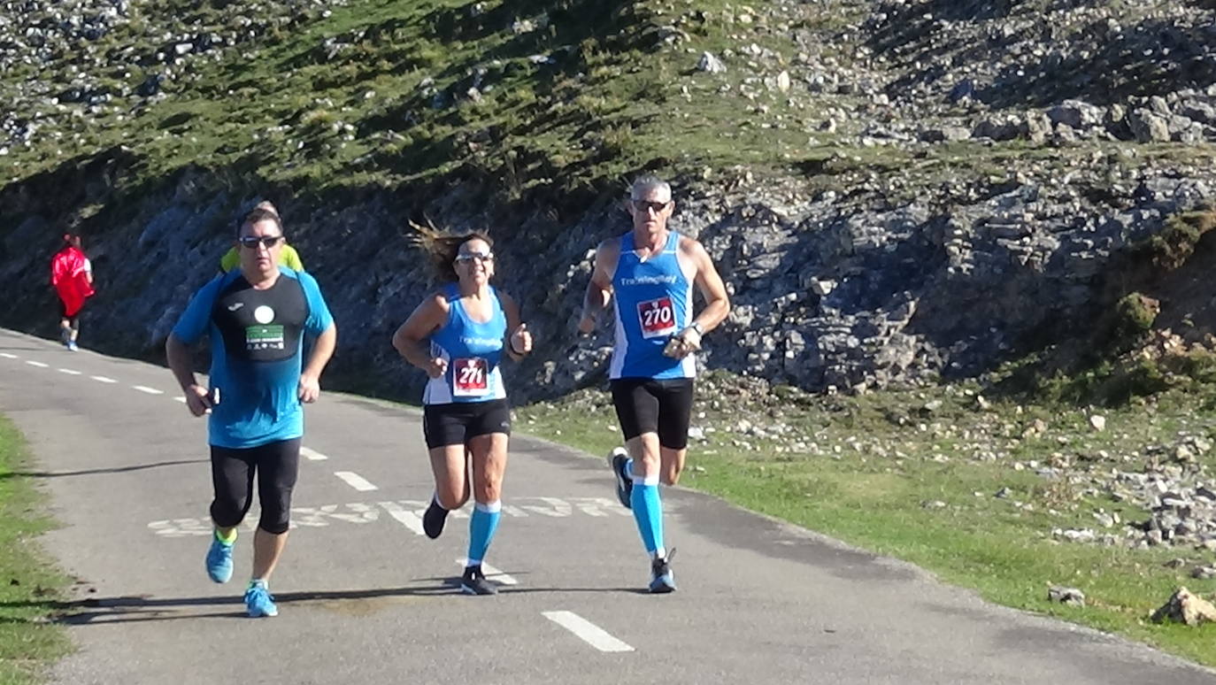 A la derecha, la cántabra Merche Palacios en la subida al Angliru.