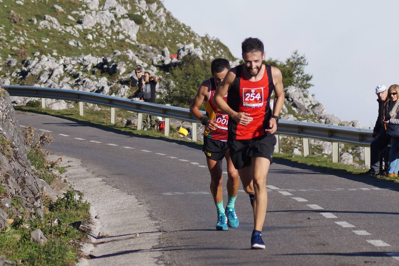 A la derecha, la cántabra Merche Palacios en la subida al Angliru.