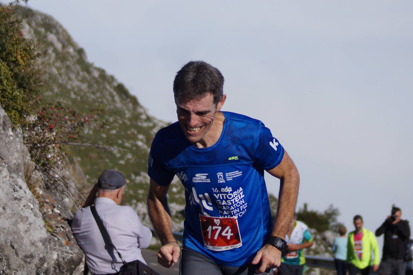 A la derecha, la cántabra Merche Palacios en la subida al Angliru.