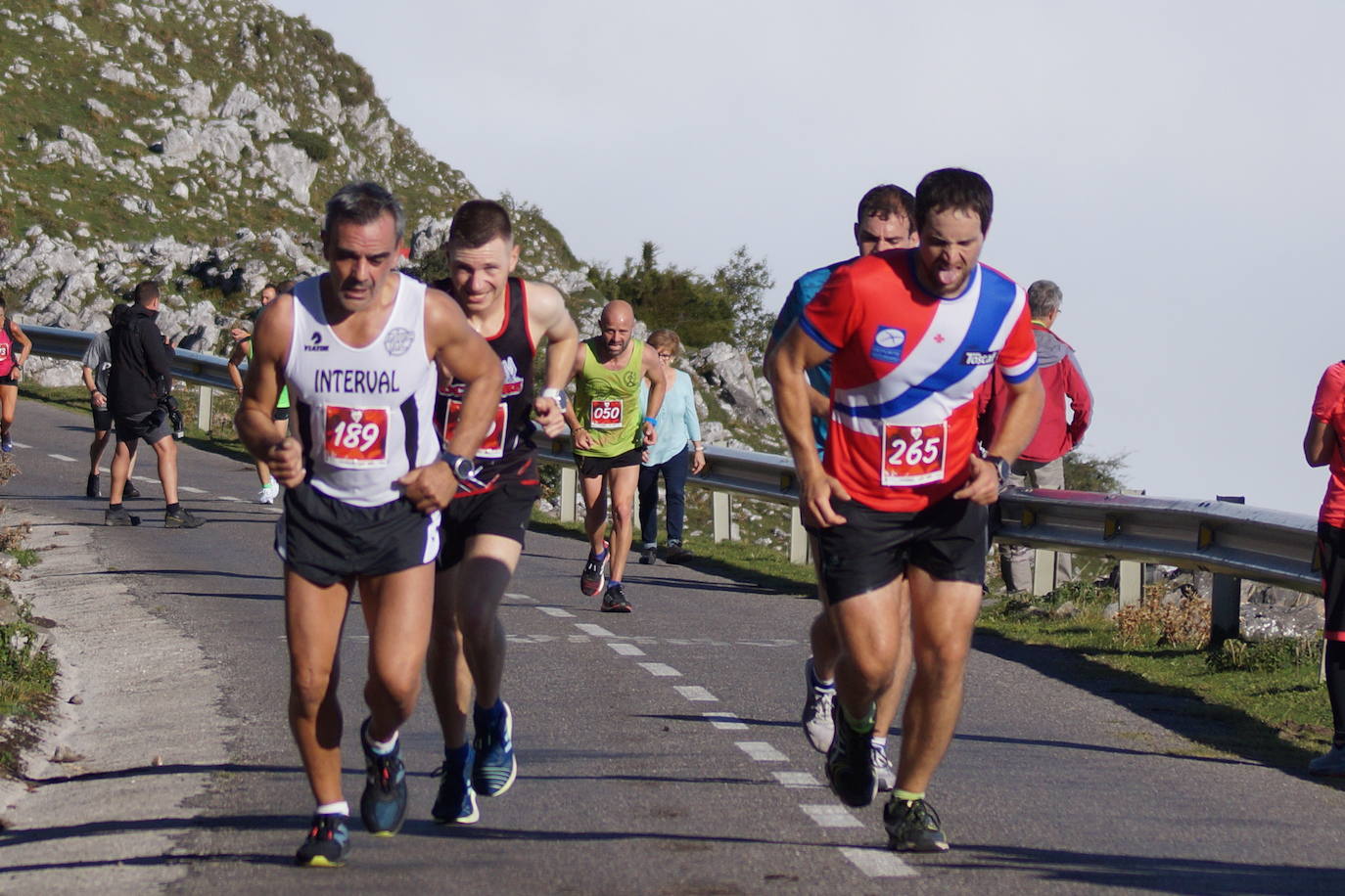 A la derecha, la cántabra Merche Palacios en la subida al Angliru.