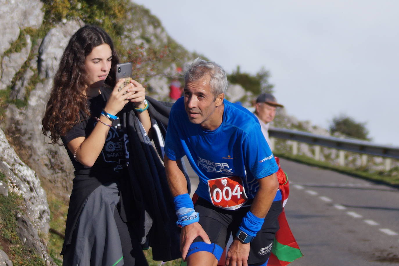 A la derecha, la cántabra Merche Palacios en la subida al Angliru.