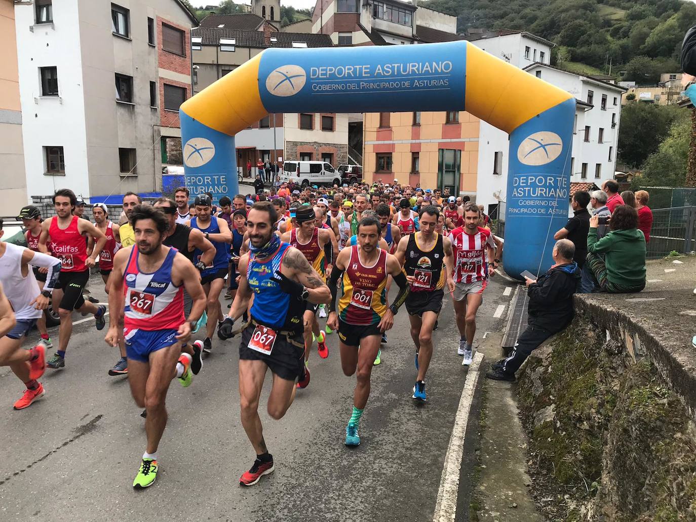 A la derecha, la cántabra Merche Palacios en la subida al Angliru.