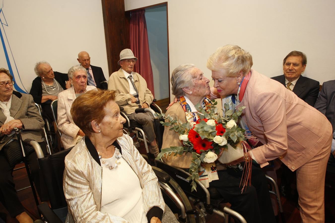 Fotos: La Fundación Asilo de Torrelavega brinda un homenaje a los 32 mayores que en 2019 han cumplido los 90 años de edad