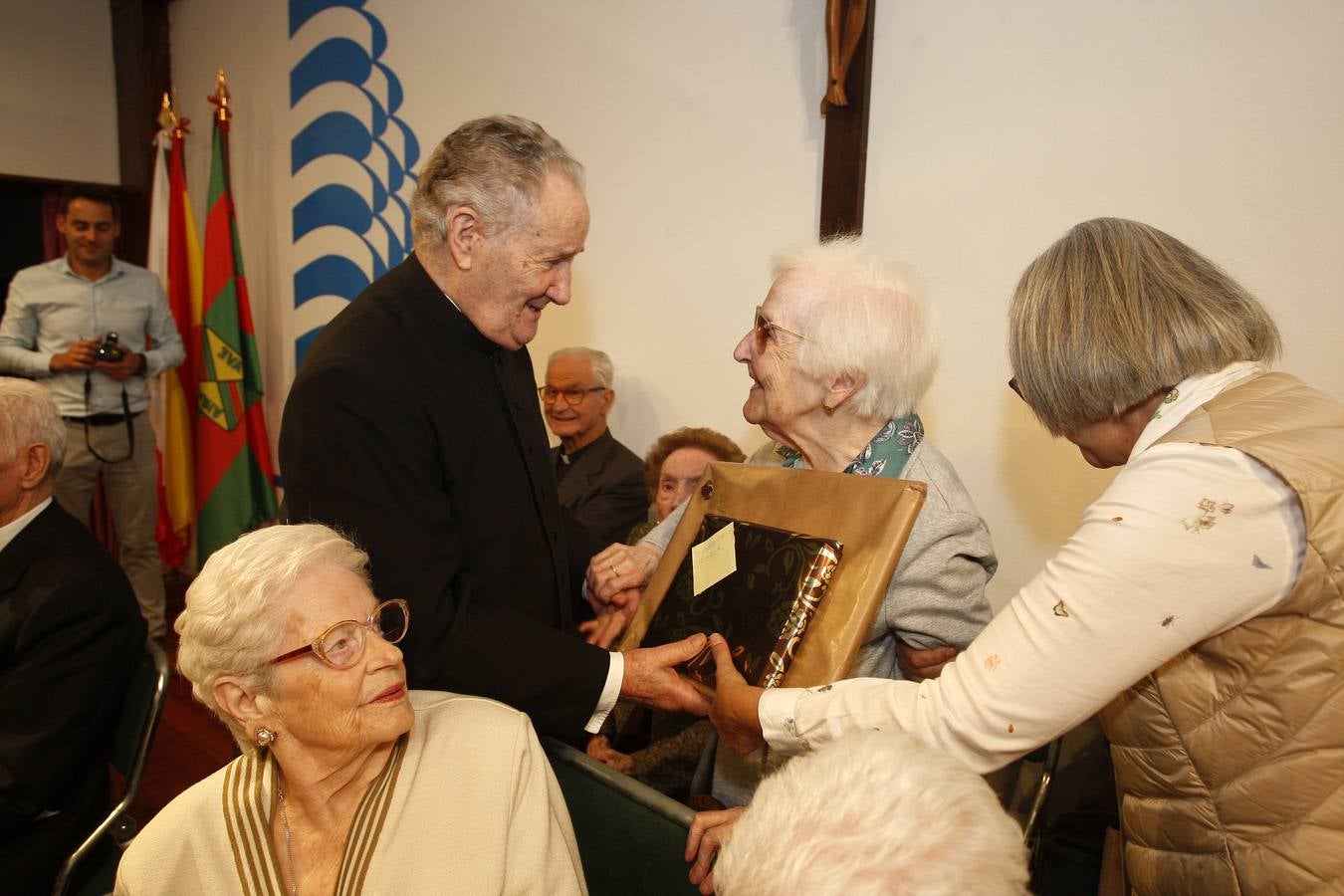 Fotos: La Fundación Asilo de Torrelavega brinda un homenaje a los 32 mayores que en 2019 han cumplido los 90 años de edad