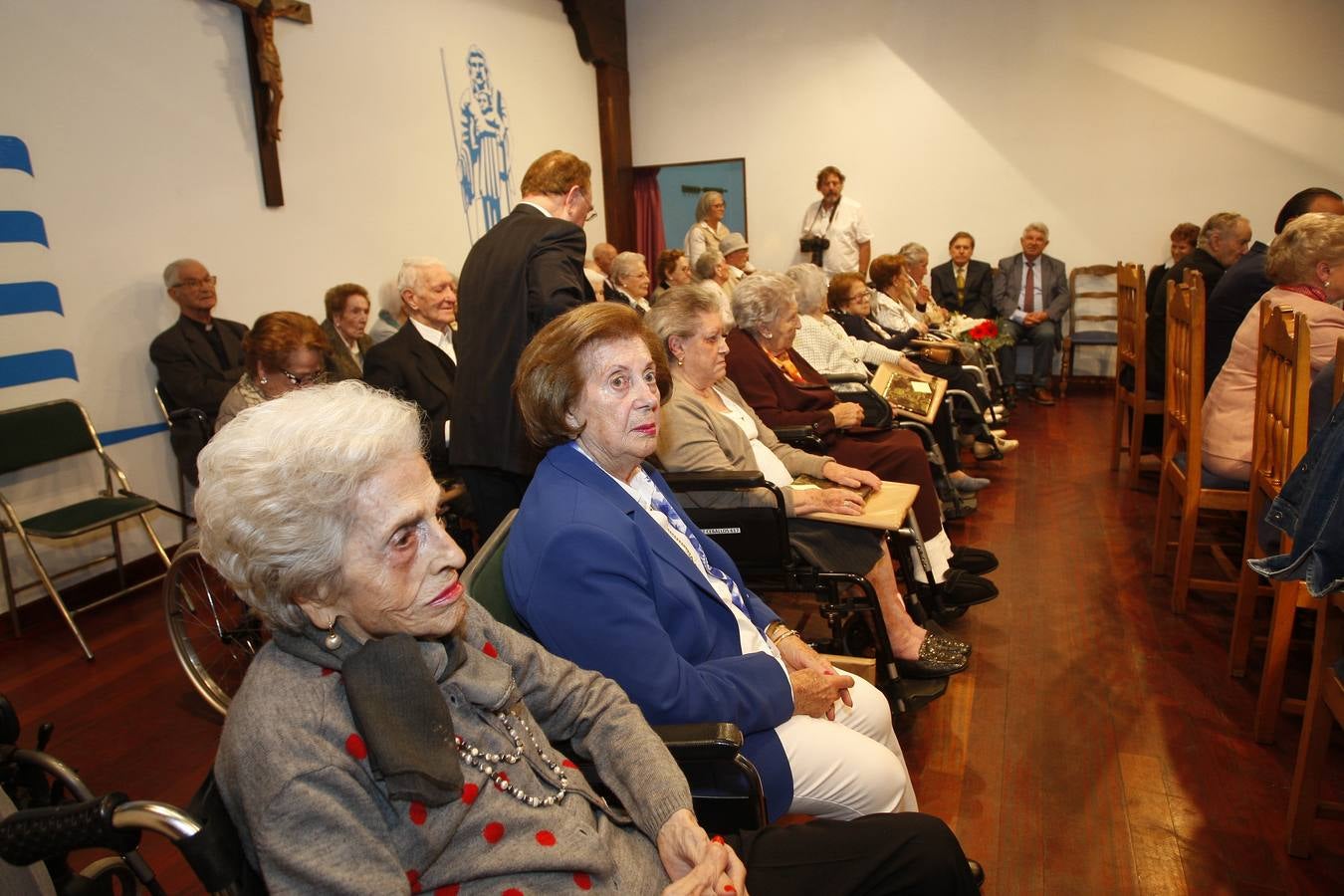 Fotos: La Fundación Asilo de Torrelavega brinda un homenaje a los 32 mayores que en 2019 han cumplido los 90 años de edad