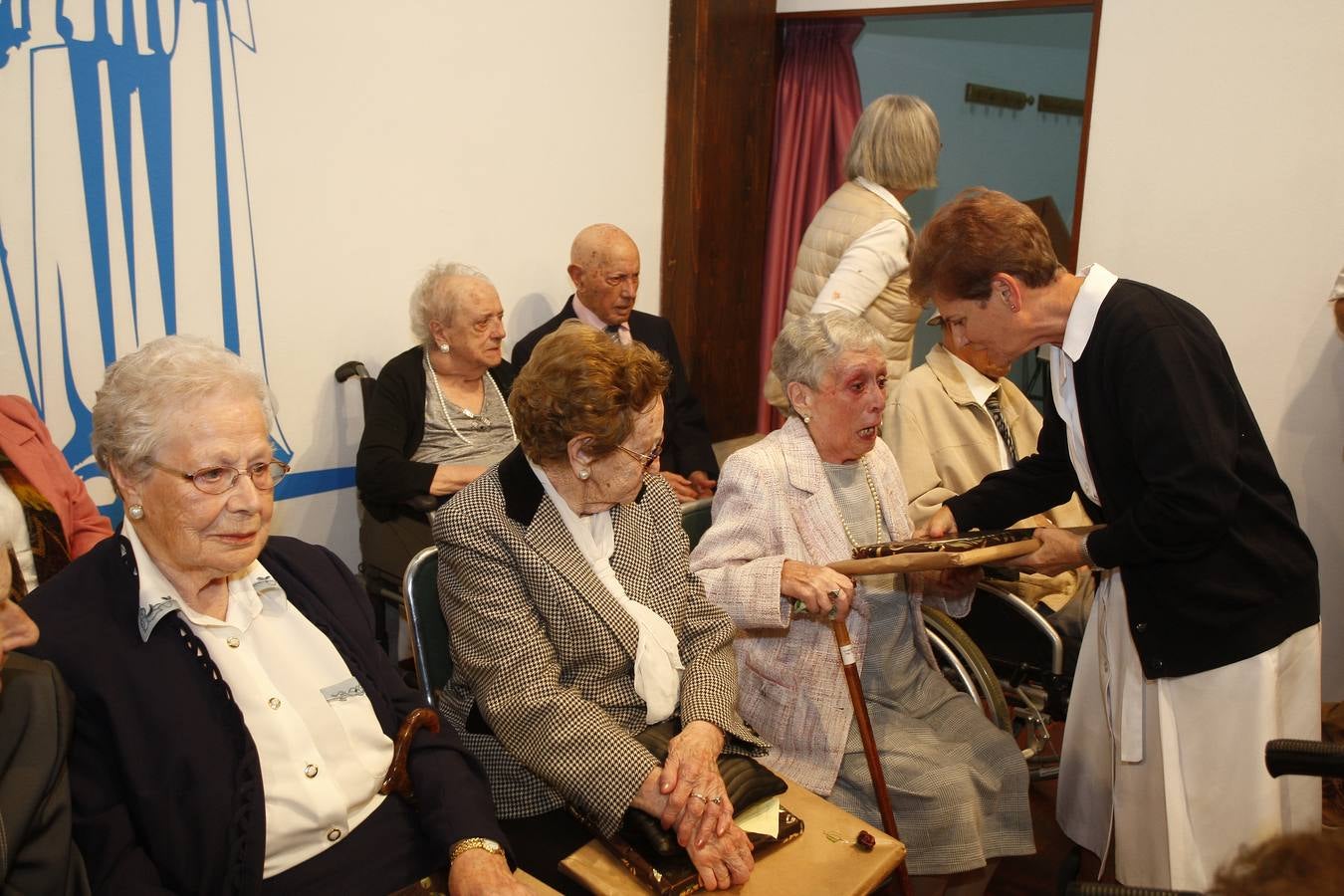 Fotos: La Fundación Asilo de Torrelavega brinda un homenaje a los 32 mayores que en 2019 han cumplido los 90 años de edad