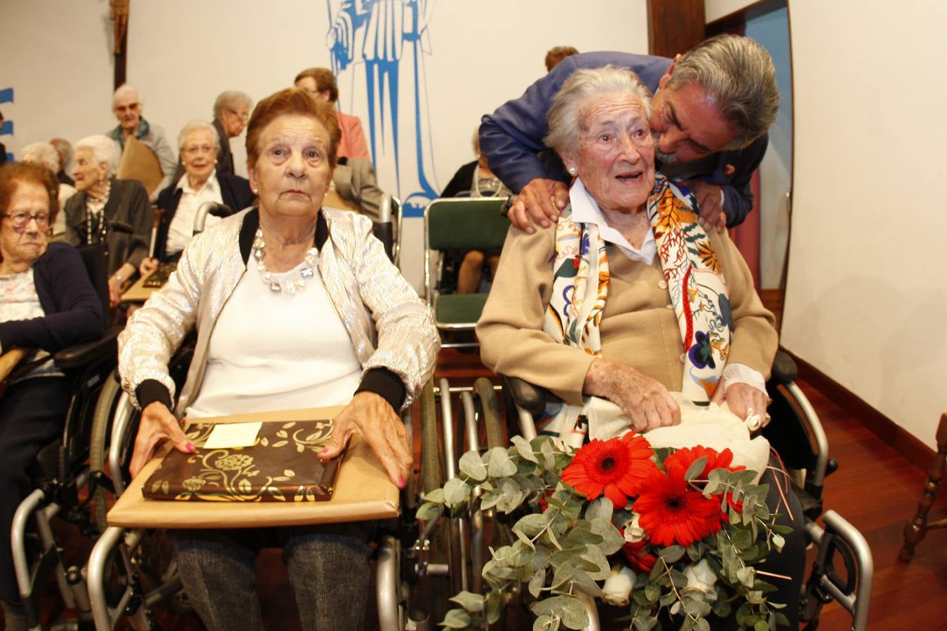 Fotos: La Fundación Asilo de Torrelavega brinda un homenaje a los 32 mayores que en 2019 han cumplido los 90 años de edad