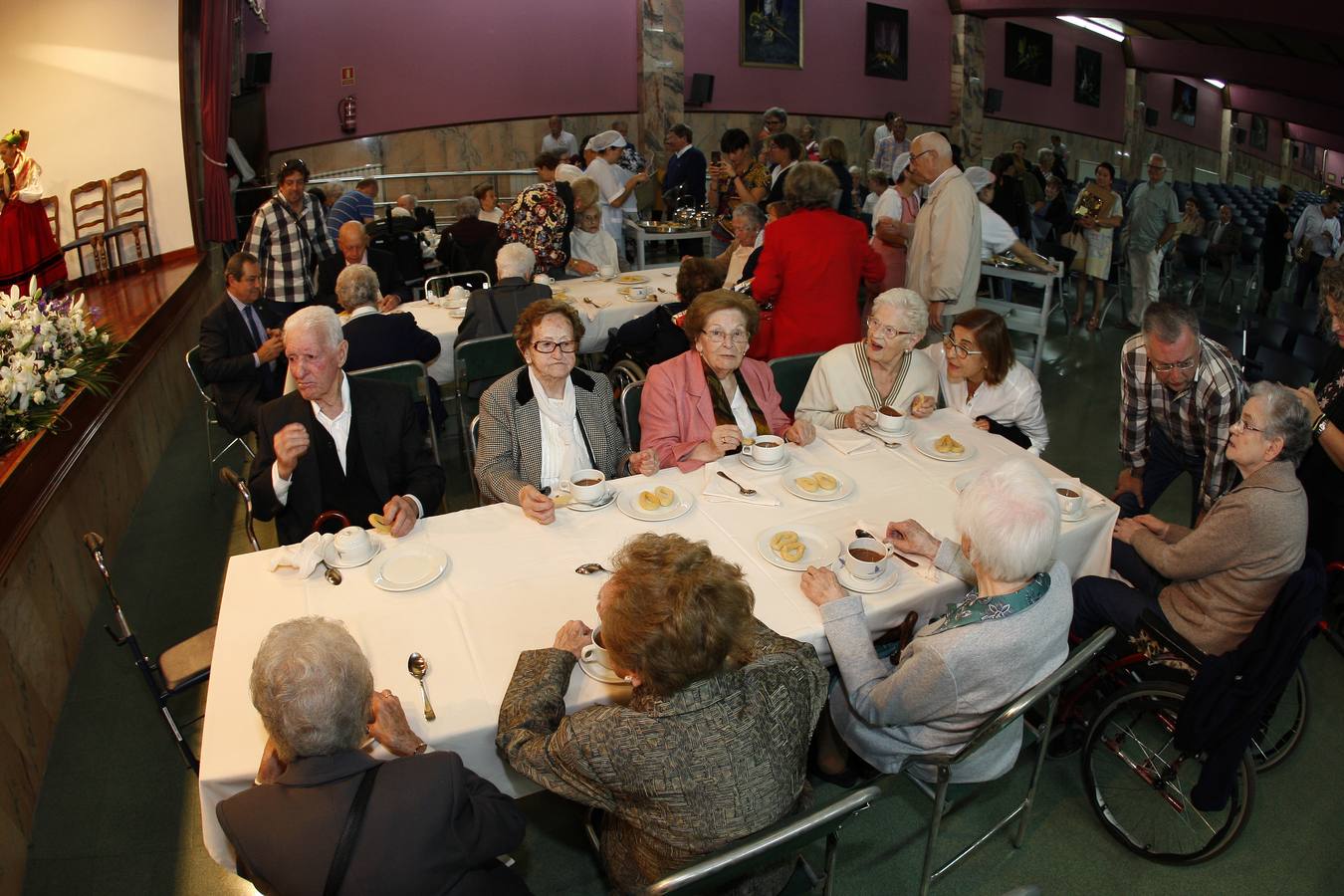 Fotos: La Fundación Asilo de Torrelavega brinda un homenaje a los 32 mayores que en 2019 han cumplido los 90 años de edad