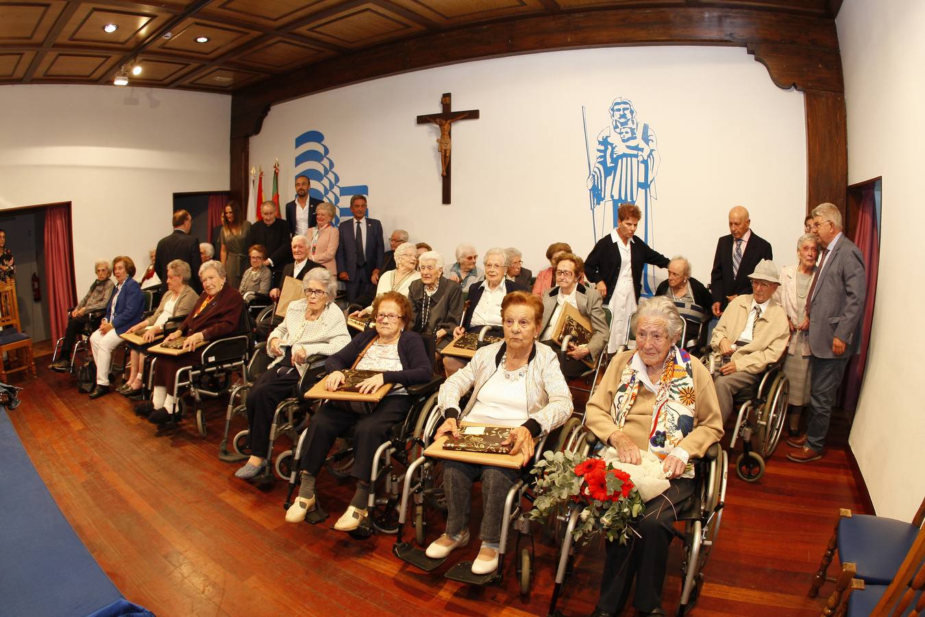 Fotos: La Fundación Asilo de Torrelavega brinda un homenaje a los 32 mayores que en 2019 han cumplido los 90 años de edad