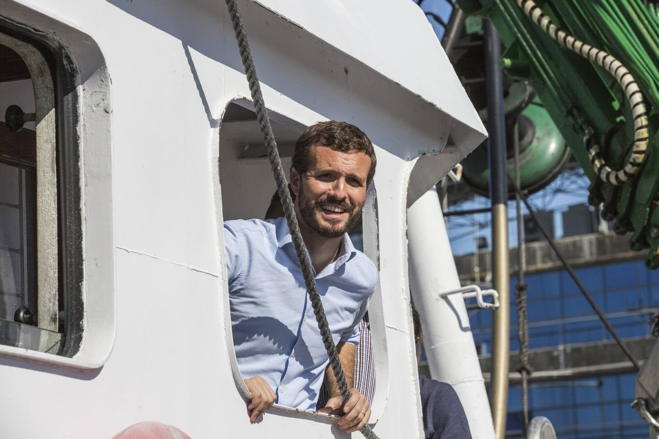 El líder del PP visita Santoña donde se sube a uno de los barcos del puerto y recorre conservas Hoya
