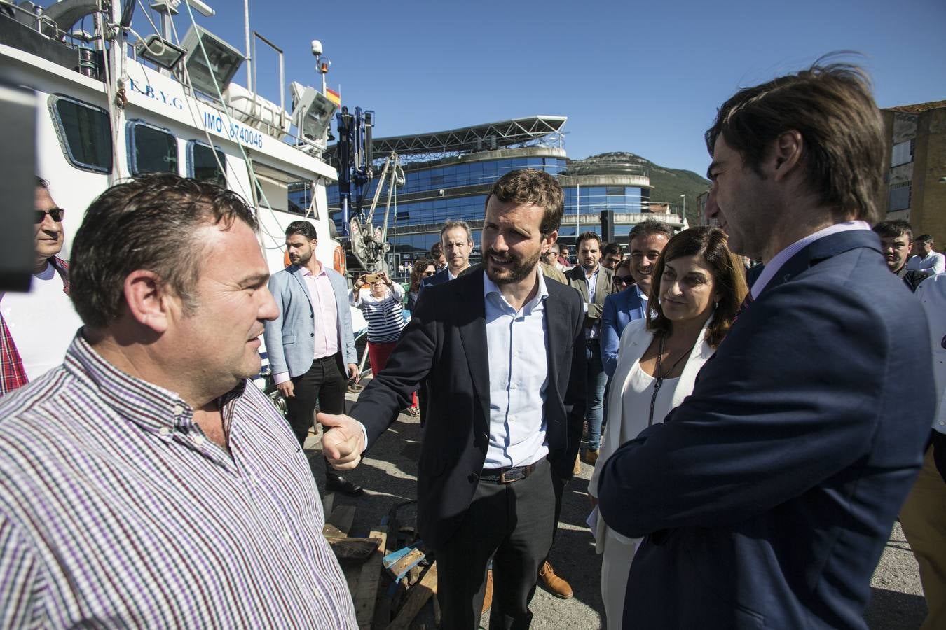 El líder del PP visita Santoña donde se sube a uno de los barcos del puerto y recorre conservas Hoya