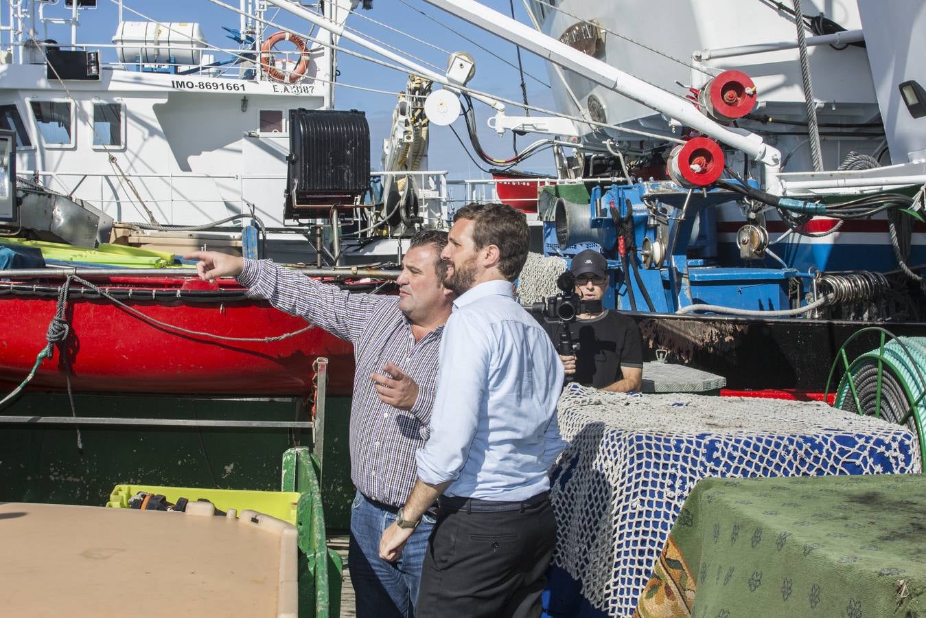 El líder del PP visita Santoña donde se sube a uno de los barcos del puerto y recorre conservas Hoya