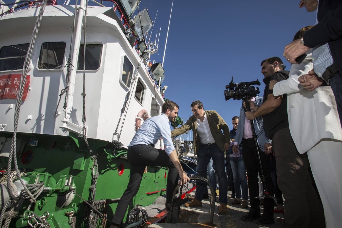 El líder del PP visita Santoña donde se sube a uno de los barcos del puerto y recorre conservas Hoya