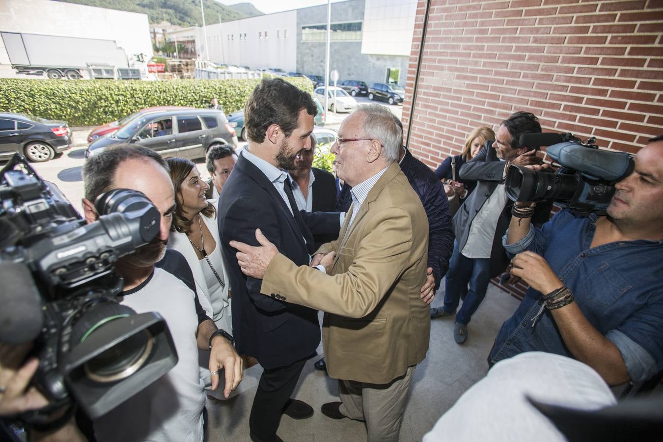 El líder del PP visita Santoña donde se sube a uno de los barcos del puerto y recorre conservas Hoya