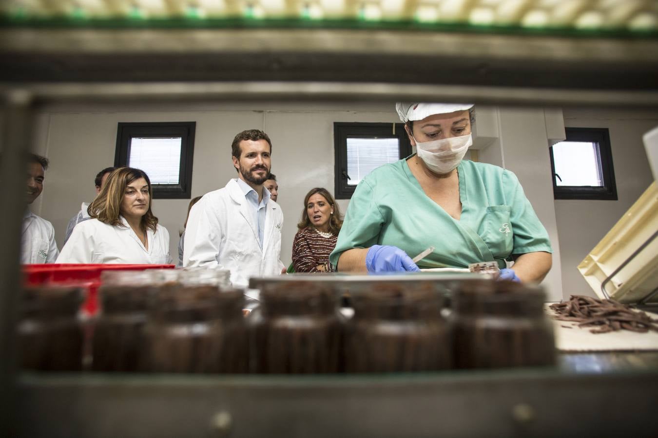 El líder del PP visita Santoña donde se sube a uno de los barcos del puerto y recorre conservas Hoya