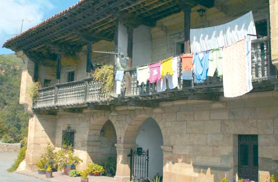 Imagen secundaria 1 - Palacio de Escagedo, en Ucieda. Casona de Calderón de la Barca, en Barcenillas. Palacio de Mier, ubicado en Ruente.