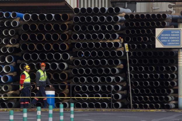 Instalaciones de la fábrica de Saint Gobain PAM en Santander, en una imagen de archiv