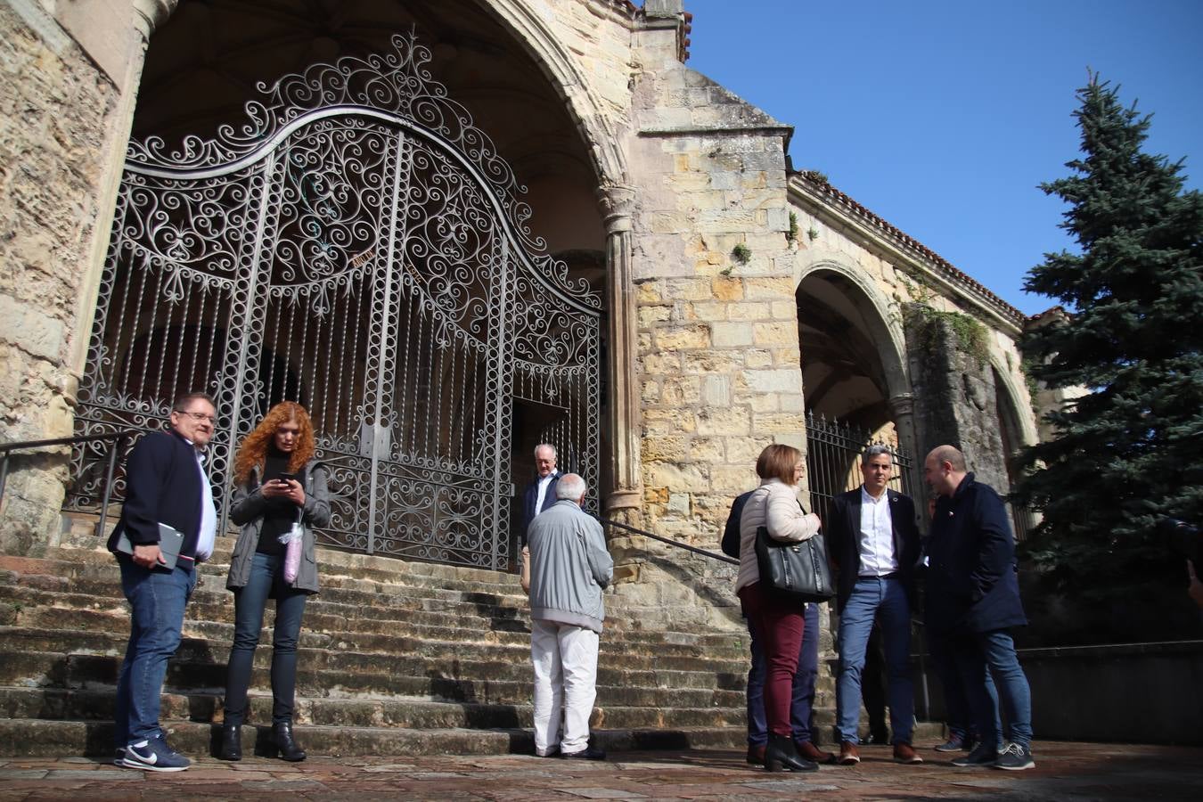 Zuloaga conversa con la alcaldesa Charo Losa y el concejal de Obras, Pedro Diego, en el acceso a la iglesia. 