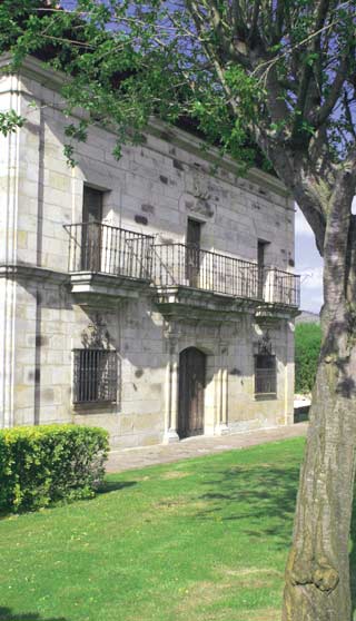 Imagen secundaria 2 - Palacio de Escagedo, en Ucieda. Casona de Calderón de la Barca, en Barcenillas. Palacio de Mier, ubicado en Ruente.