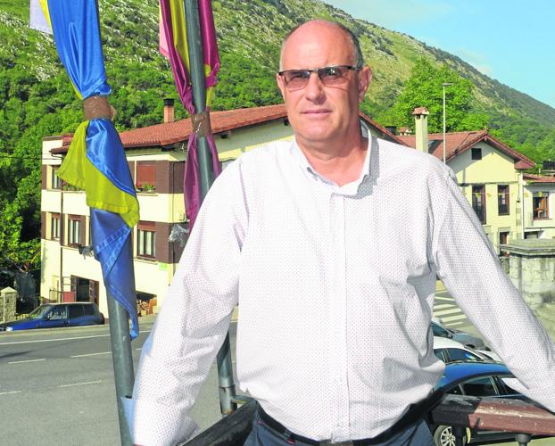 Leoncio Carrascal, en el balcón del Ayuntamiento de Arredondo. 