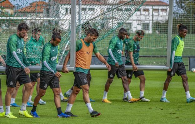 La plantilla del Racing combina experiencia y juventud, con más de la mitad por encima de los 30 años y otro tanto con edades entre los 20 y los 25. :