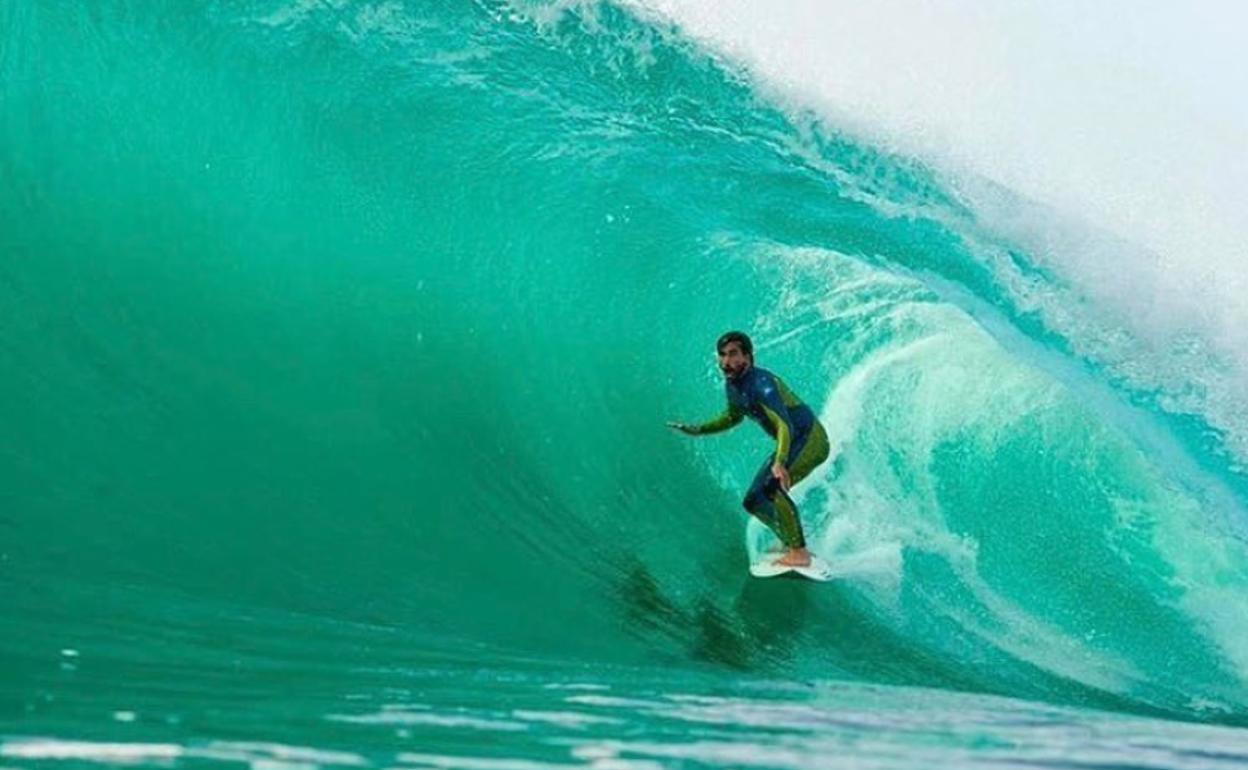 Aritz Aranburu surfeando en aguas de Portugal.