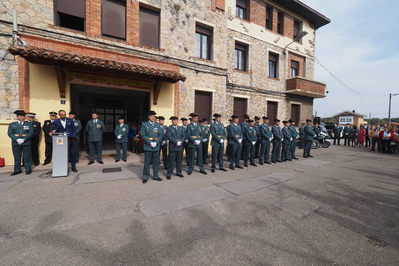 Celebración del Día del Pilar en el cuartel de Torrelavega