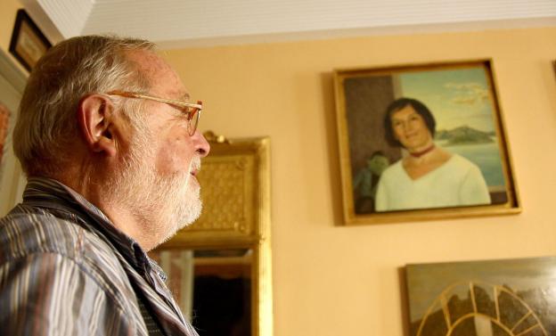 Fernando Savater, en su casa de San Sebastián y ante un retrato de su mujer Sara Torres.