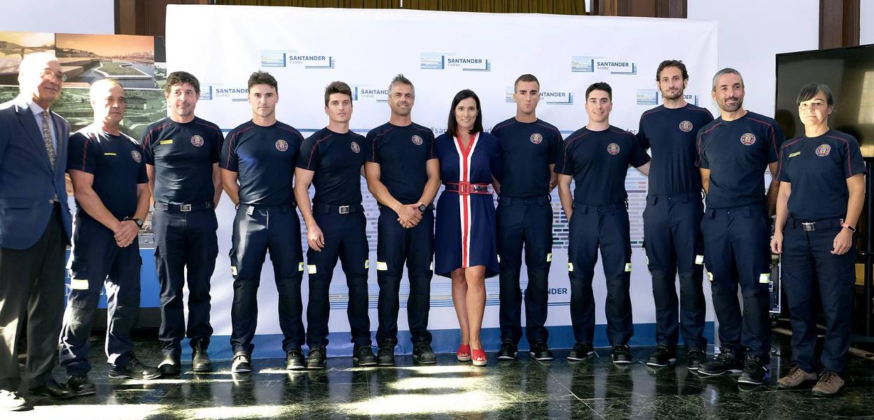 Los nuevos bomberos posan con algunos de sus mandos, la alcaldesa Gema Igual y el concejal Pedro Nalda.