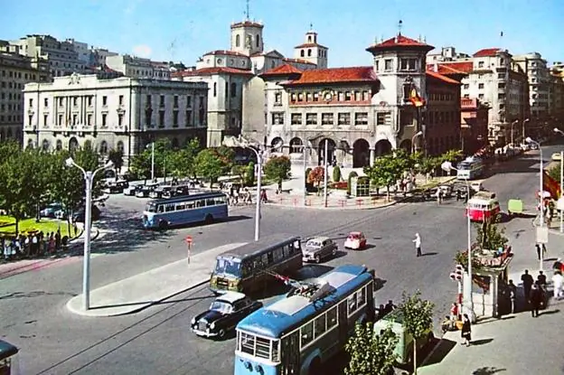El centro de Santander con varios trolebuses circulando a la vez.
