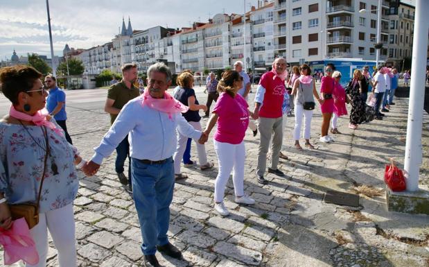 Castro 'abraza' a su bahía como gesto de ánimo a las personas que padecen cáncer de mama