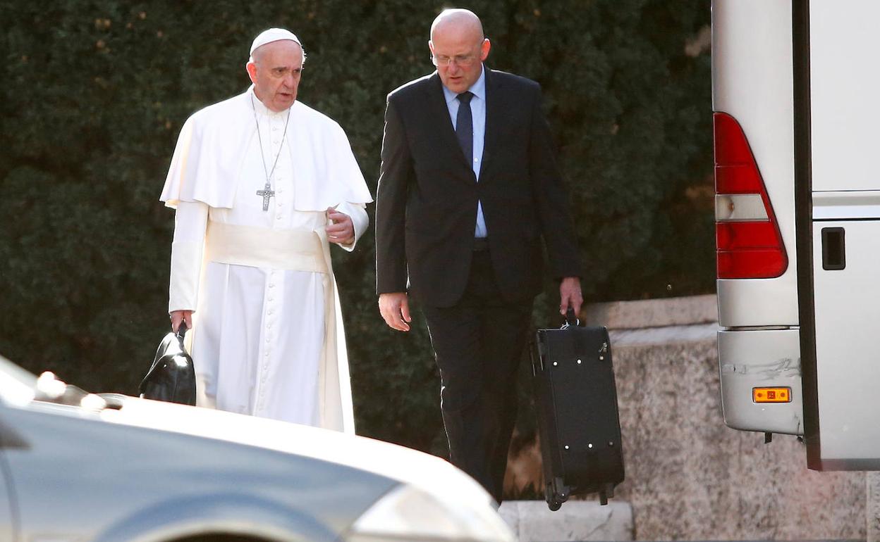 El Papa Francisco junto al comandante de la Gendarmería, Domenico Giani, en marzo.