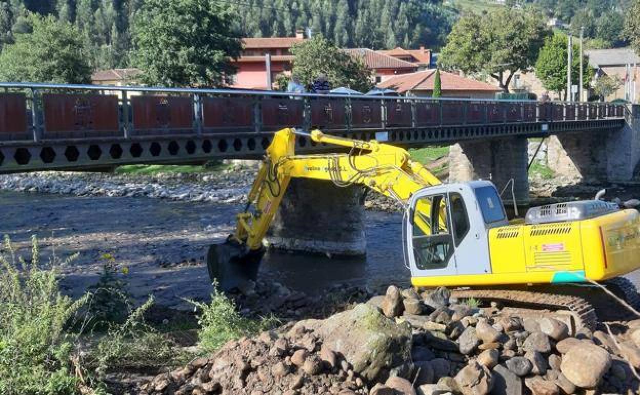 La Confederación Hidrográfica finaliza la limpieza del río Besaya en Los Corrales de Buelna