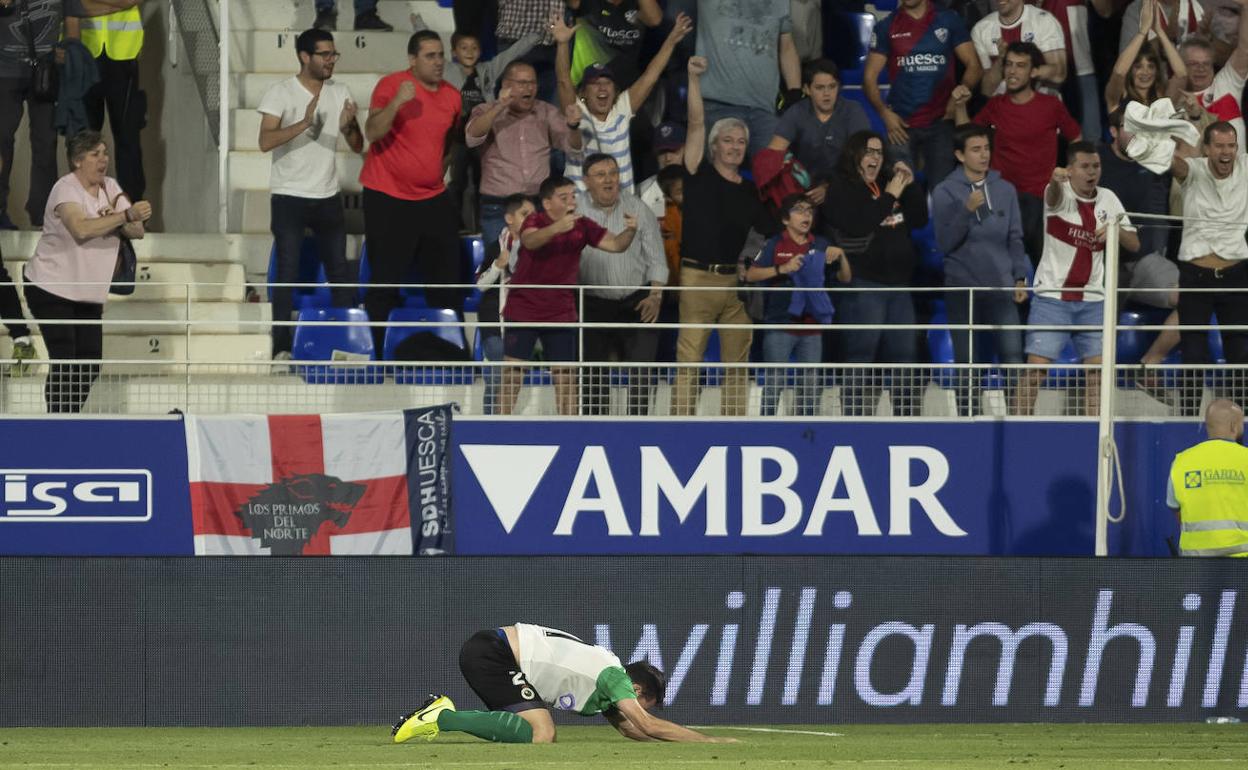 Figueras se lamenta al final del partido de la oportunidad perdida ayer en Huesca. 