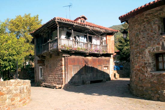 Imagen secundaria 2 - Tícpica casona montañesa, de sillarejo y con muros contravientos a ambos lados de la solana, en Bárcena Mayor. Solana de una casa montañesa, en Los Tojos. Casa típica montañesa.