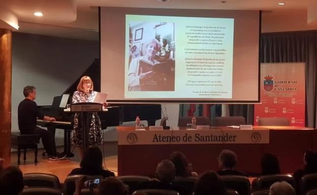 Matilde Guisández, hija de la poeta, en el homenaje que el Ateneo de Santander brindó la semana pasada a Matilde Camus 