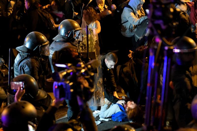 Barricadas de fuego, gritos en favor de la independencia y múltiples objetos en las calles de Barcelona