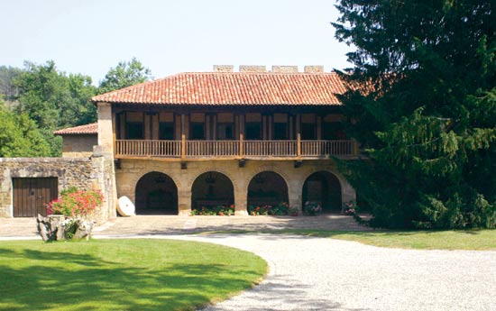 Imagen principal - Palacio de Bustamante, en Quijas. Torre medieval de Quijas. Portalada de acceso a la finca de la familia Botín, en Puente San Miguel.