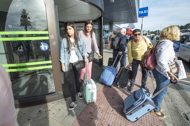 Varios pasajeros de un vuelo de Barcelona salen del Seve Ballesteros durante la tarde de ayer